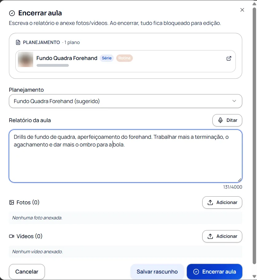 Janela Encerrar aula com o planejamento, o relatório da aula com botão Ditar e espaço para fotos e vídeos. Nome e foto do aluno ocultados.
